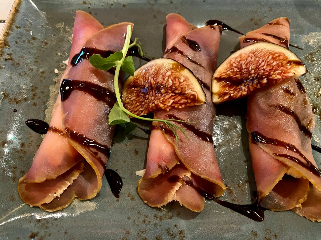 Carpaccio tuna rolls with figs and dressing