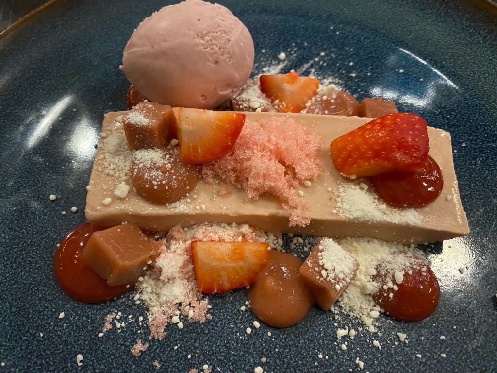 A rhubarb and strawberry pudding without gluten