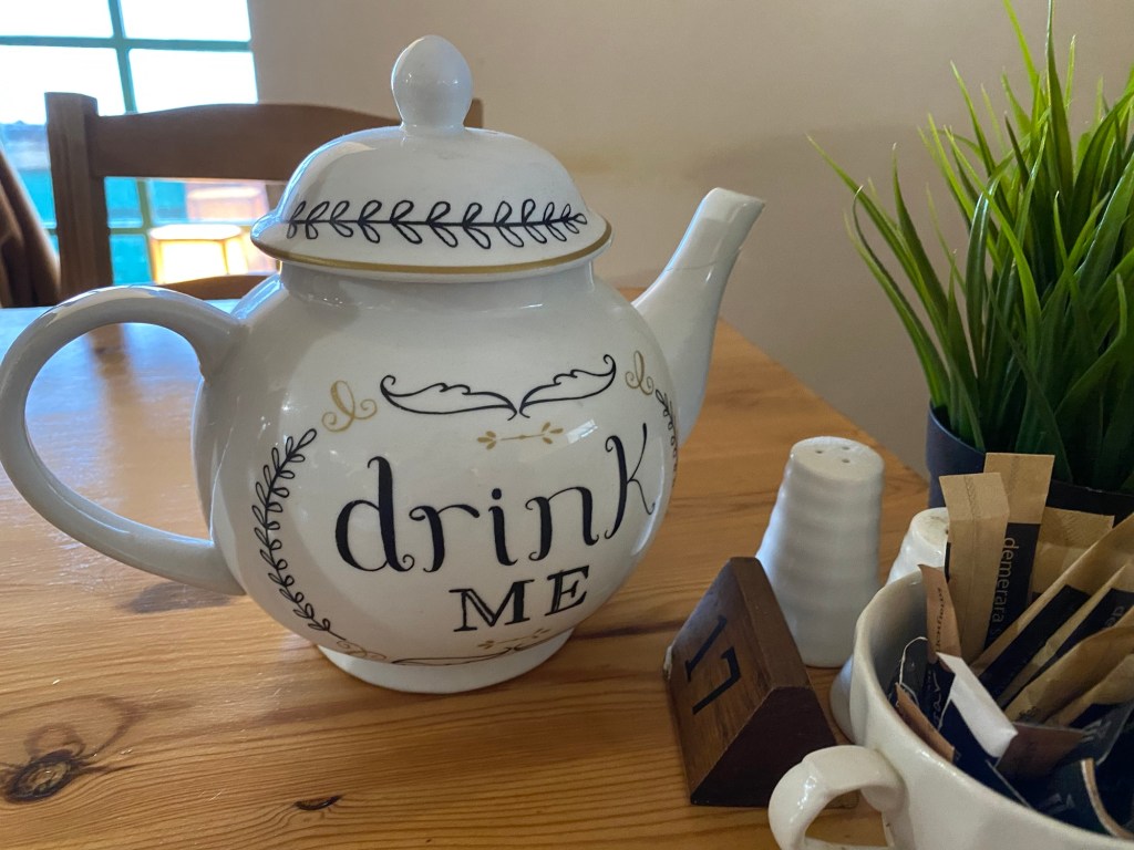 Teapot saying 'drink me'